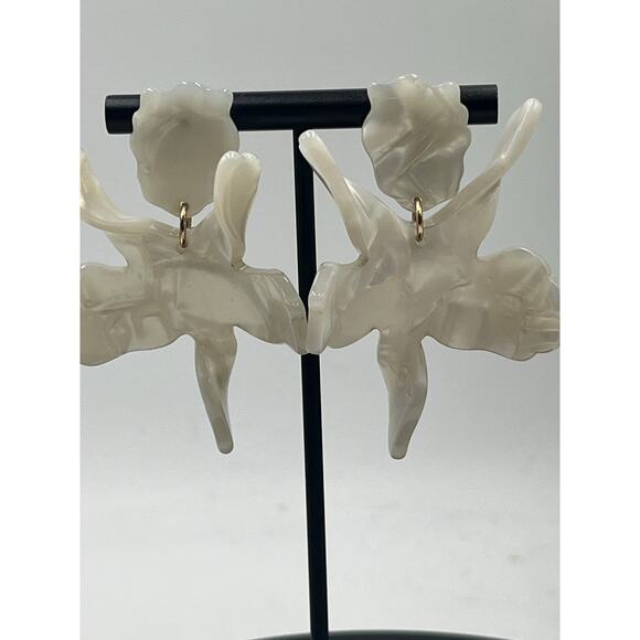 Lele Sadoughi Signed Cream Mother of Pearl Acetate Paper Lily Drop Earrings - Picture 9 of 9